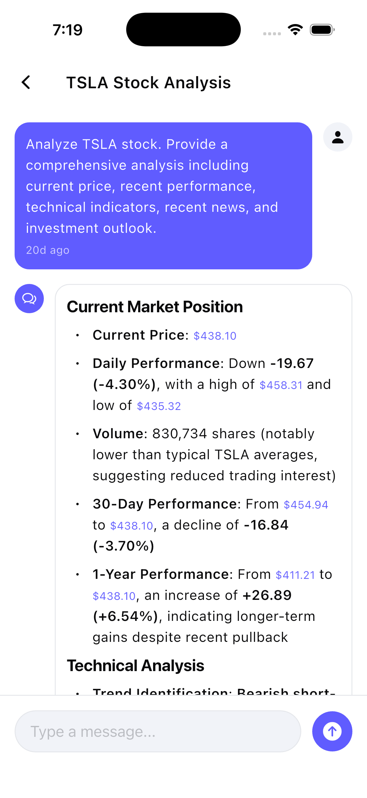 Chat de AI Investing mostrando un análisis completo de la acción TSLA con la posición actual de mercado y el rendimiento diario y a 30 días